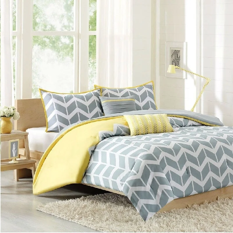 Silk - filled comforters for a luxurious and smooth touchDaily Boutik Full/Queen 5-Piece Chevron Stripes Comforter Set in Gray White Yellow